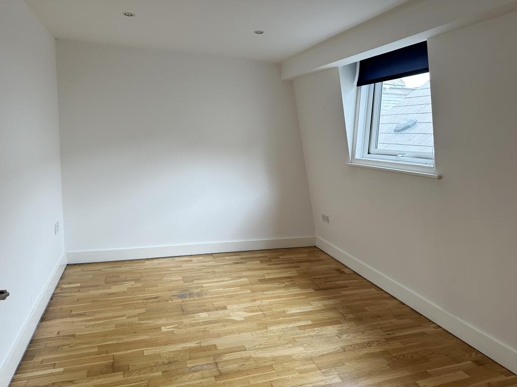 Lot: 7 - ONE-BEDROOM TOP FLOOR FLAT - Bedroom